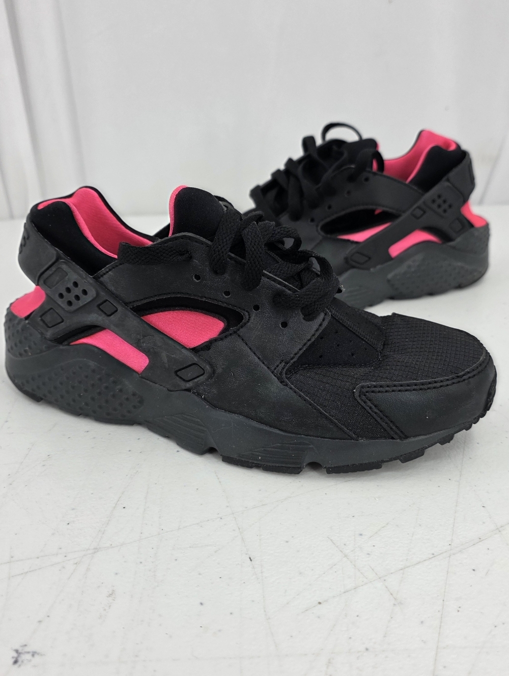 Nike Air Huarache Run Premium Size 6.5 Youth 8 Women's Black Pink 654275-037.‎